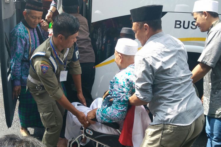 Pemberangkatan calon jemaah haji asal Kabupaten Kediri, Jawa Timur di Pendopo Kantor Bupati Kediri, Kamis (27/7/2017).