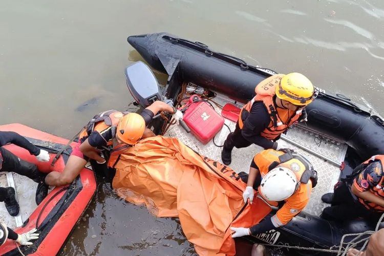 Foto Jasad Petugas Kebersihan Yang Tenggelam Ditemukan Mengambang Di Pinggir Ciliwung