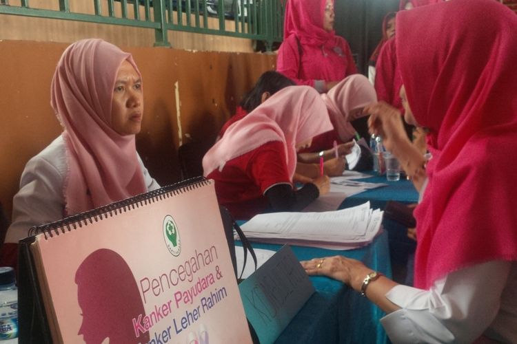 Sekitar 200 perempuan di Nunukan mengikuti kegiatan sosialisasi deteksi dini kanker muluit rahim dan kanker payudara di GOR Dwikora Nunukan. Peringati bulan peduli kanker payudara sedunia dan  deteksi dini kanker serviks dan payudara tahun 2017, sejumlah instansi di Kabupaten Nunukan Kalimantan Utara menggelar sosialisasi dan pemeriksaan gratis  kanker serviks dan kanker payudara.