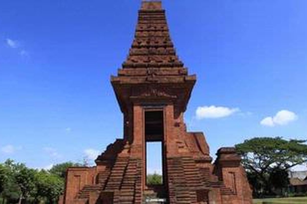 Candi atau gapura Bajang Ratu, salah satu peninggalan kerajaan Majapahit di Desa Temon, Kecamatan Trowulan, Mojokerto, Jawa Timur.