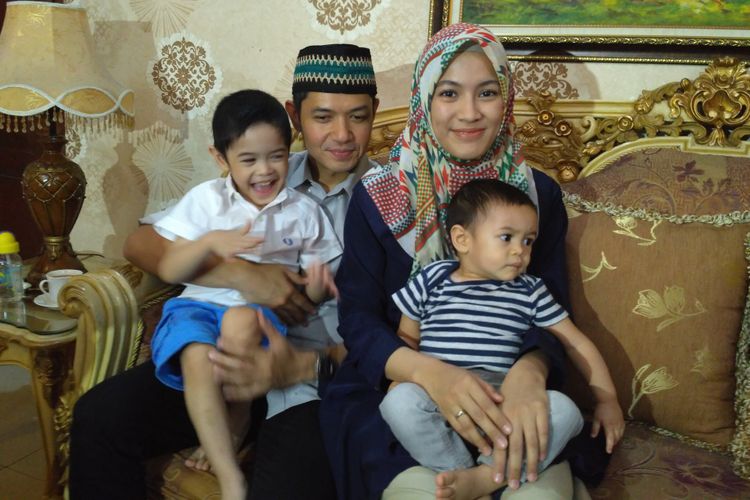 Dude Harlino dan Alyssa Soebandono bersama kedua putra mereka Muhammad Dirgantara Ariendra Harlino dan Mahendra Malik Harlino saat ditemui usai salat id di kawasan Asem Baris, Tebet, Jakarta Selatan, Rabu (22/8/2018).