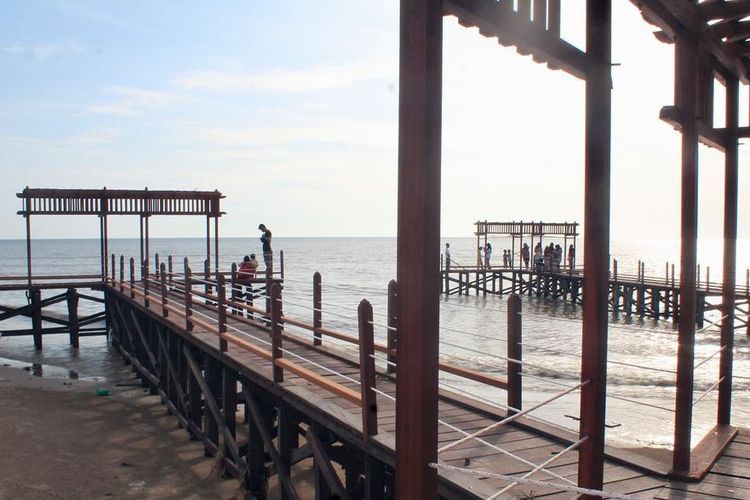 Pantai Batakan Baru di Tanah Laut, Kalimantan Selatan. 