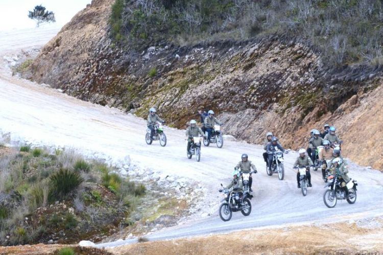 Presiden Joko Widodo beserta rombongan menuruni jalan Trans Papua yang masih dalam tahap pengerjaan, Rabu (10/5/2017).