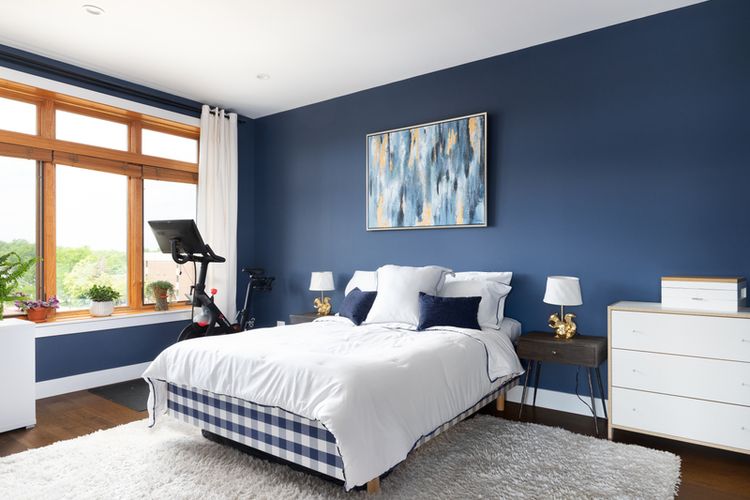 Ilustrasi kamar tidur dengan dinding warna biru tua. 