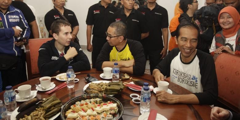 Pebalap MotoGP dari tim Yamaha Jorge Lorenzo bersama Gubernur Joko Widodo (Jokowi) di Balai Kota, Jakarta, Jumat (17/1/2014). Jorge Lorenzo bersepeda bersama Jokowi dari rumah dinas Gubernur di Taman Suropati menuju Balai Kota.KOMPAS IMAGES/RODERICK ADRIAN MOZES