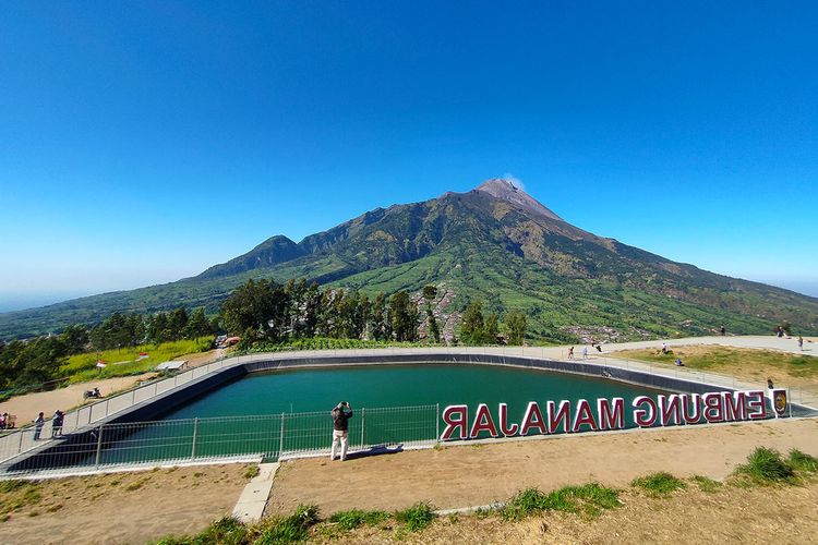 Embung Manajar di Boyolali dengan latar belakang Gunung Merapi.