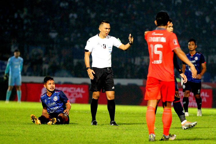 Wasit Fariq Hitaba memimpin pertandingan leg pertama Final Piala Presiden 2022 Arema FC melawan Borneo FC yang berakhir dengan skor 1-0 di Stadion Kanjuruhan Kepanjen, Kabupaten Malang (14/7/2022) malam.