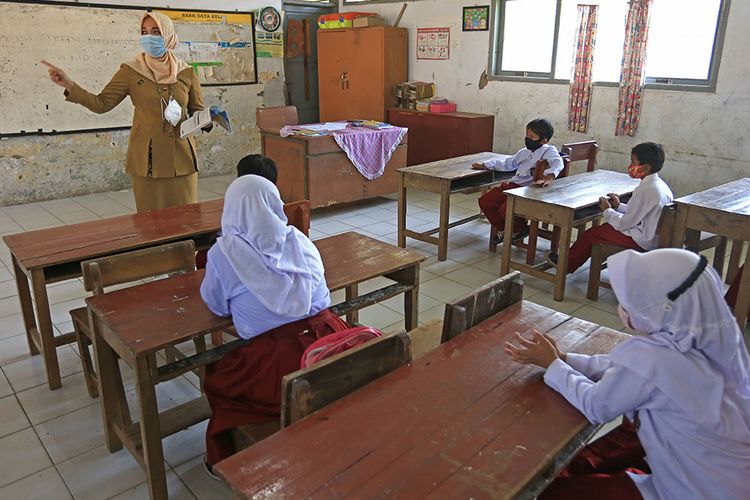 Some pupils attend in-person learning in a school in Indramayu, West Java on Monday, August 16.