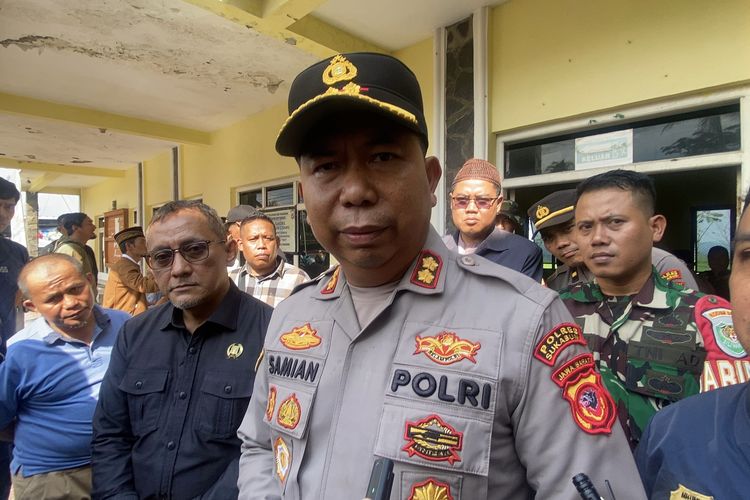 Kepala Kepolisian Polres Sukabumi, AKBP Samian saat diwawancarai oleh awak media saat di Kantor Desa Tangkil, Rabu (2/7/2025).