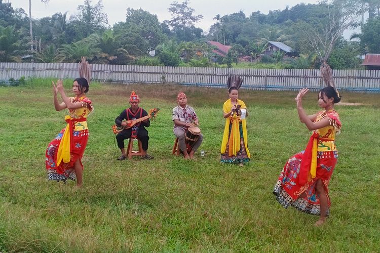 Murid-murid SMP Negeri 4 Kapuas Tengah mementaskan seni tutur Karungut di lapangan sekolahnya.