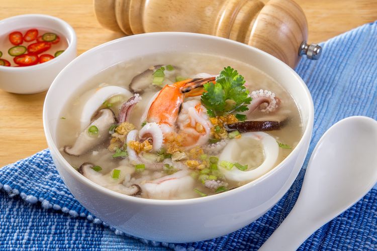 Ilustrasi sop jamur kancing cumi untuk hidangan nikmat. 