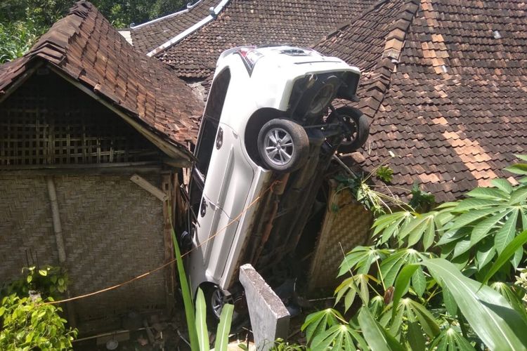 Mobil Timpa Rumah Warga di Desa Pengkol, Kecamatan Nglipar, Gunungkidul Jumat (17/1/2020)