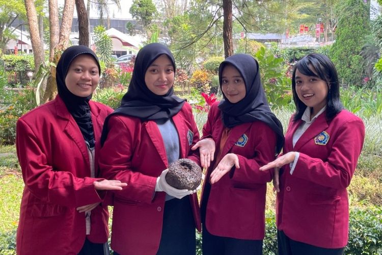 Tim mahasiswa Universitas Muhammadiyah Malang (UMM) membuat inovasi sedotan dari umbi porang.