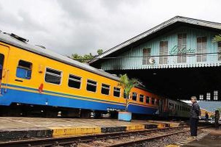 Kereta Serayu jurusan Jakarta Kota-Purwokerto, berhenti di Stasiun Cibatu, Garut, Jawa Barat, Senin (28/4/2014). 