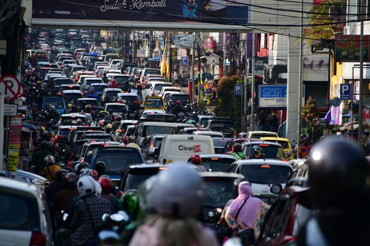 Tampak kepadatan kendaraan terjadi di Jalan Sukajadi yang mengarah ke Pusat Perbelanjaan Paris Van Java (PVJ) Kota Bandung, Jawa Barat, Jumat (6/5/2022). Kendaraan kembali melaju normal setelah melewati pusat perbelanjaan tersebut.