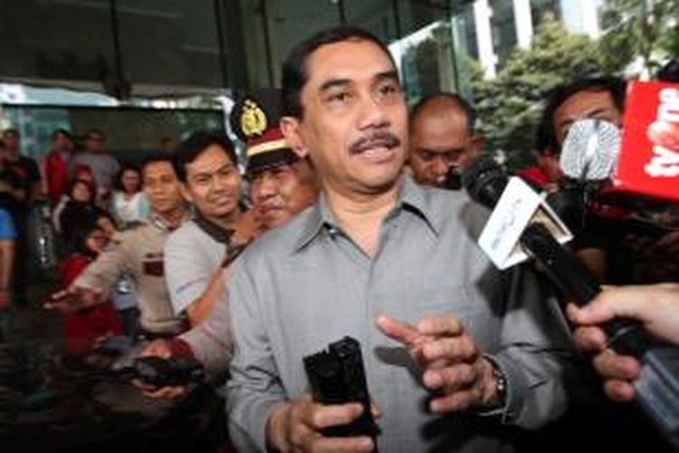 Mantan Kabareskrim Komjen Pol Suhardi Alius keluar dari Gedung Komisi Pemberantasan Korupsi (KPK), Jakarta, Rabu (10/9/2014). 
