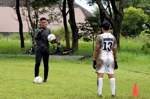 Cerita Teguh Amirudin Melatih Kiper di Tim Putri Arema FC