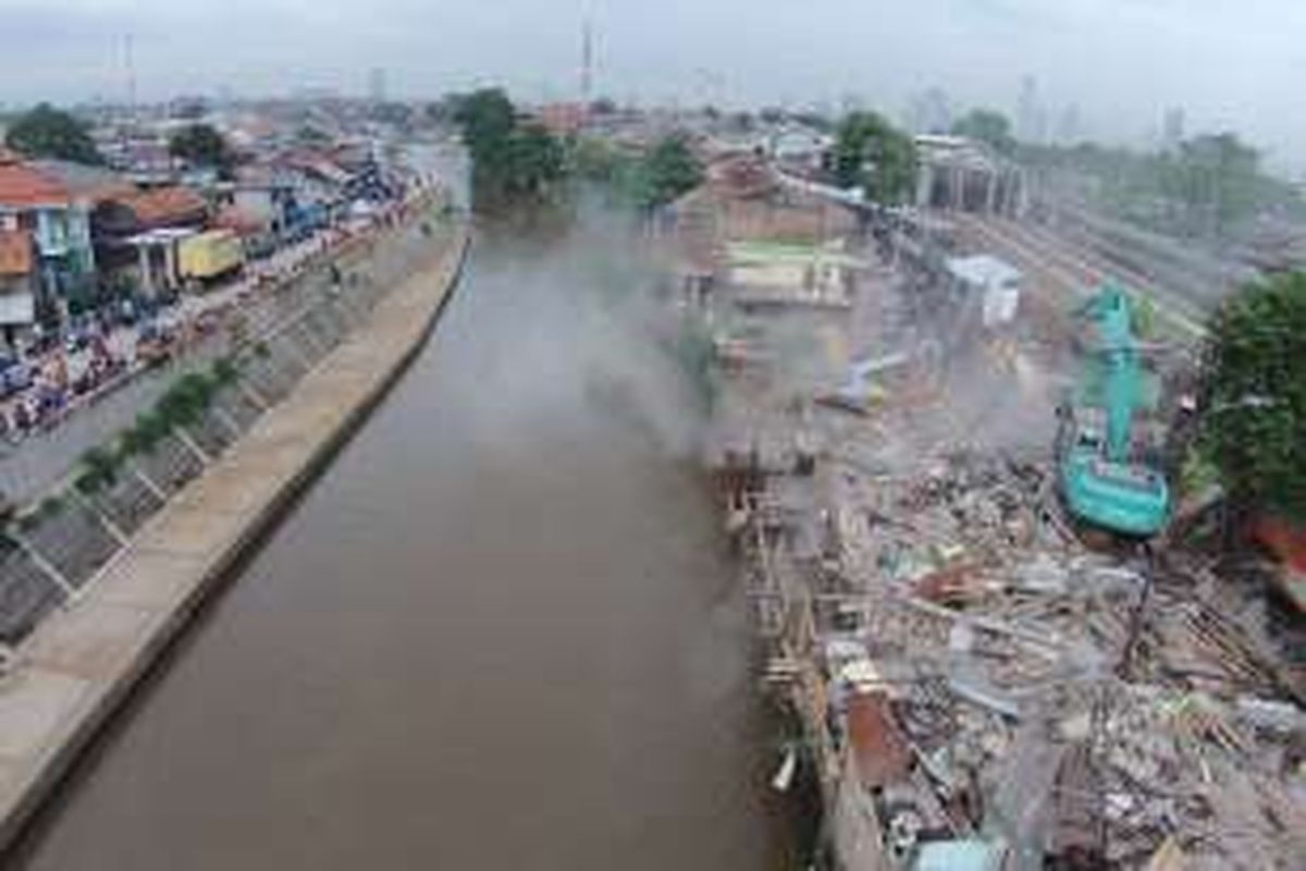 Proses pembongkaran rumah warga Bukit Duri, Tebet, Jakarta, Rabu (28/9/2016). Pemerintah Provinsi DKI Jakarta menggusur bangunan yang berbatasan langsung dengan sungai Ciliwung dan akan merelokasi warga ke Rusun Rawa Bebek.