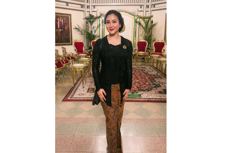 Sejumlah tokoh dan selebritas menghadiri Kirab Malam 1 Suro 2025 di Pura Mangkunegaran Solo, salah satunya Sherina Munaf.
