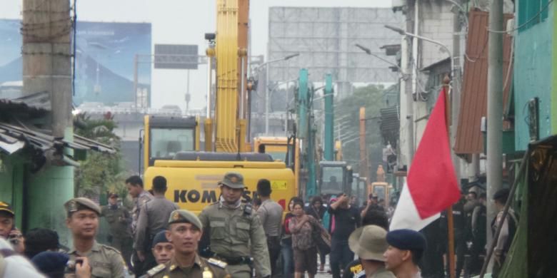 Pemandangan di dalam Jalan Kepanduan II, Kalijodo dihari rencana berlangsungnya eksekusi pembongkaran. Senin (29/2/2016)