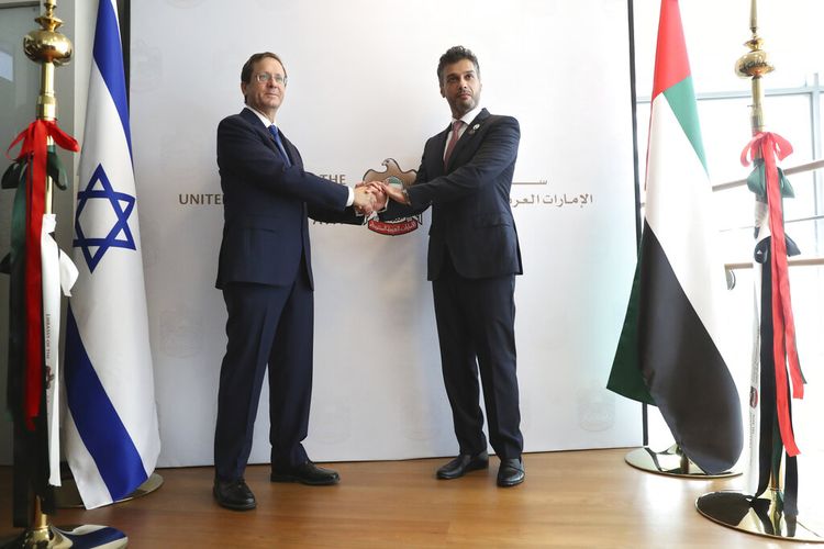 Presiden Israel Isaac Herzog (kiri) berjabat tangan dengan duta besar Uni Emirat Arab (UEA) untuk Israel Mohamed Al Khaja selama upacara pembukaan Kedutaan Besar UEA yang baru di Tel Aviv, Israel, Rabu (14/7/2021).