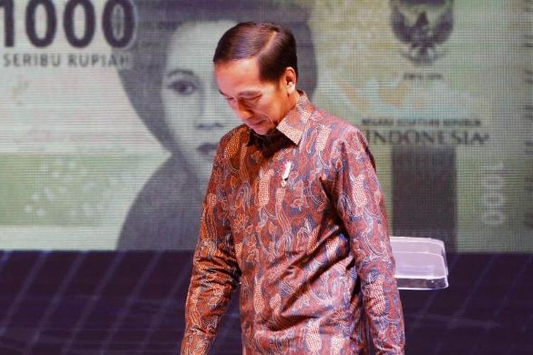 Presiden Joko Widodo usai memberikan kata sambutan di Gedung Bank Indonesia, Senin (19/12/2016). Bank Indonesia meluncurkan uang NKRI baru dengan menampilkan 12 pahlawan nasional, Adapun uang desain baru yang diluncurkan hari ini mencakup tujuh pecahan uang rupiah kertas dan empat pecahan uang rupiah logam.