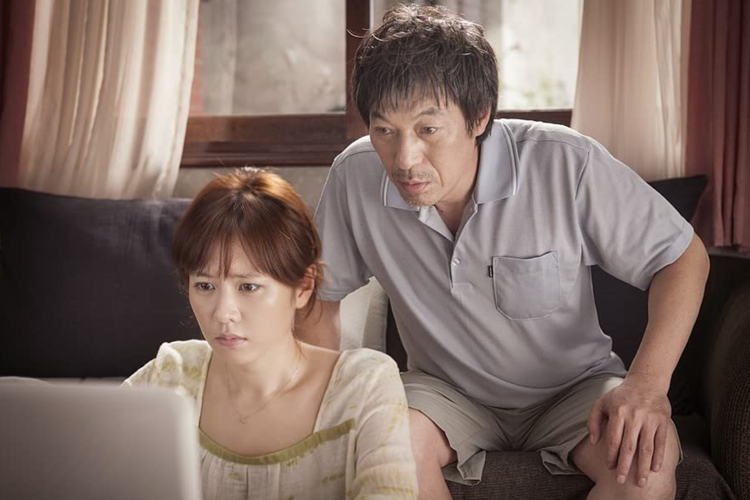 Son Ye Jin dan Kim Kap Soo dalam film thriller Blood and Ties (2013).