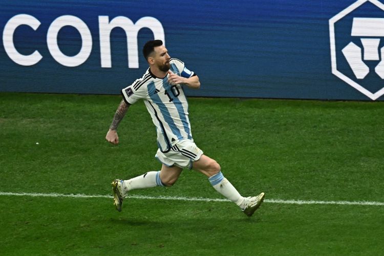 Selebrasi gol Lionel Messi dalam laga final Piala Dunia 2022 antara Argentina vs Perancis di Stadion Lusail, Doha, Qatar, 18 Desember 2022. (Photo by Jewel SAMAD / AFP)