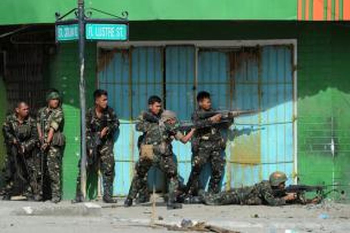 Pasukan Filipina menembaki posisi pemberontak MNLF yang bertahan di permukiman penduduk di sekitar kota Zambonga, Filipina Selatan. Krisis bersenjata ini sudah berlangsung lima hari sejak pasukan pemberontak MNLF menyusup ke kota Zamboanga dan mencoba menguasai balai kota.