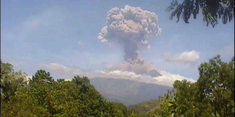 Gunung Agung kembali meletus pada Jumat (31/5/2019).  Kolom Abu Teramati Hingga 2.000 Meter di atas puncak kawah