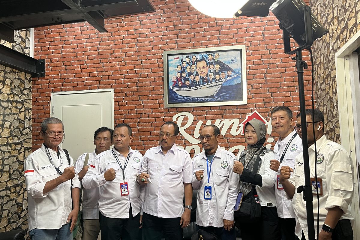 Wakil walikota Surabaya, Armuji atau Cak Ji saat bersama paguyuban RT/RW Surabaya di Rumah Aspirasi pada Selasa (6/5/2025). 