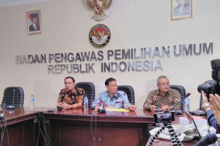 (Kiri ke kanan) Anggota Bawaslu Mochamad Afiffudin, Ketua Bawaslu Abhan, dan Sekjen Bawaslu Gunawan Suswantoro di Jakarta, Selasa (8/8/2017).