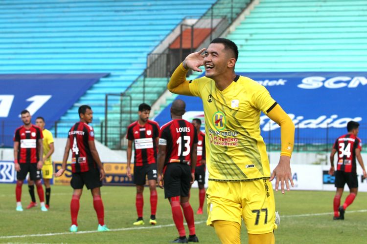 Bek Barito Putera Azamat Baimatov merayakan gol yang dicetaknya ke gawang Persipura dalam laga pekan kesembilan Liga 1 2021-2022 di Stadion Moch. Soebroto, Magelang, Senin (25/10/2021).