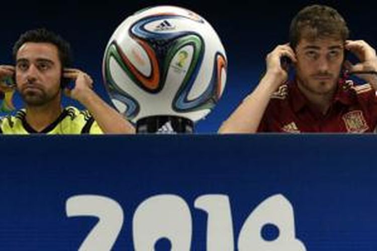 Gelandang tim nasinal Spanyol, Xavi (kiri), dan penjaga gawang Iker Casillas hadir dalam konferensi pers, 12 Juni lalu.
