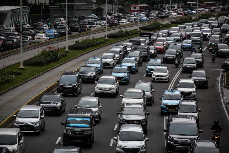 Kemacetan panjang di Jalan M.H Thamrin, Jakarta Pusat, Kamis (6/2/2020). Lembaga Pemantau Kemacetan Lalu Lintas TomTom memastikan Jakarta ada di posisi ke-10 kota termacet di dunia pada 2019 dengan indeks kemacetan 10 persen.
