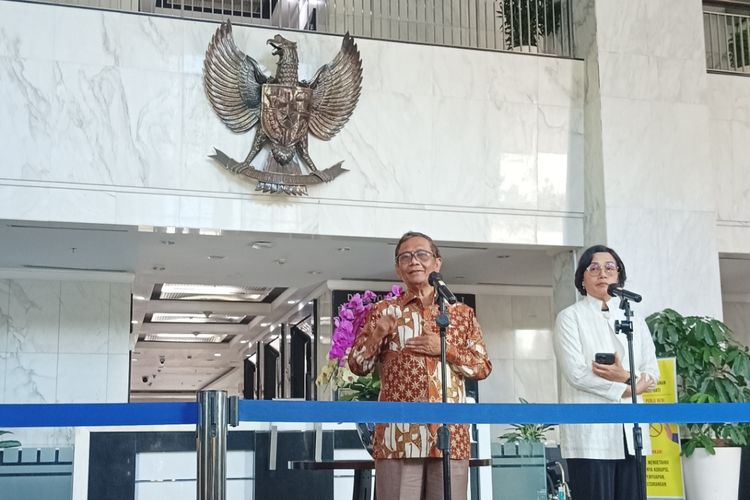 Menko Polhukam Mahfud MD bersama Menkeu Sri Mulyani Indrawati Saat Konferensi pers di Gedung Kemenkeu, Jakarta, Sabtu (11/3/2023).