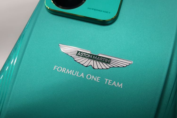 Logo Aston Martin di cover belakang Realme GT 7 Dream Edition.