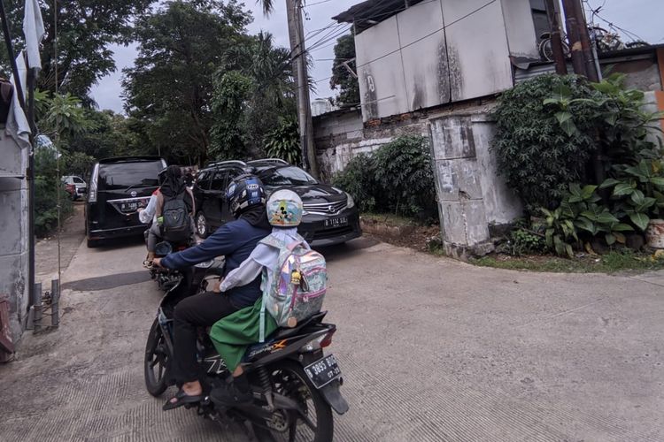 Tikungan sempit di jalan tembus kebayoran lama