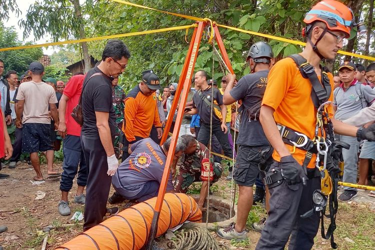 Tim gabungan sementara menyedot gas didalam sumur yang didalamnya ditemukan jasad nenek Suyatmi. Nenek Suyatmi, penjual gorengan asal Desa Krompol, Kecamatan Bringin, Kabupaten Ngawi, Jawa Timur ditemukan tewas di sumur sedalam 25 meter dibelakang rumahnya, Jumat (8/11/2024).