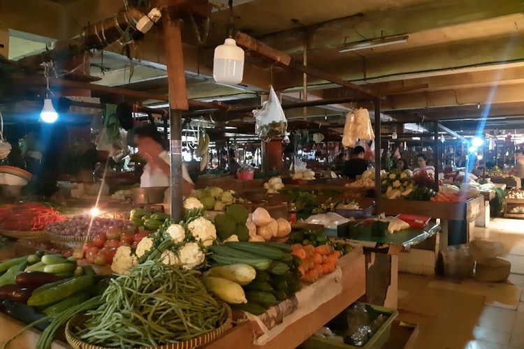 Suasana gelap di lantai 2 bagian sayur dan buah Pasar Tomang Barat, Grogol Petamburan, Jakarta Barat, Senin (10/2/2020)