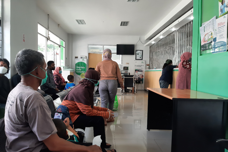 Suasana ramai di Kantor Pegadaian Lumajang sejak pagi hingga sore hari, Selasa (26/4/2022)