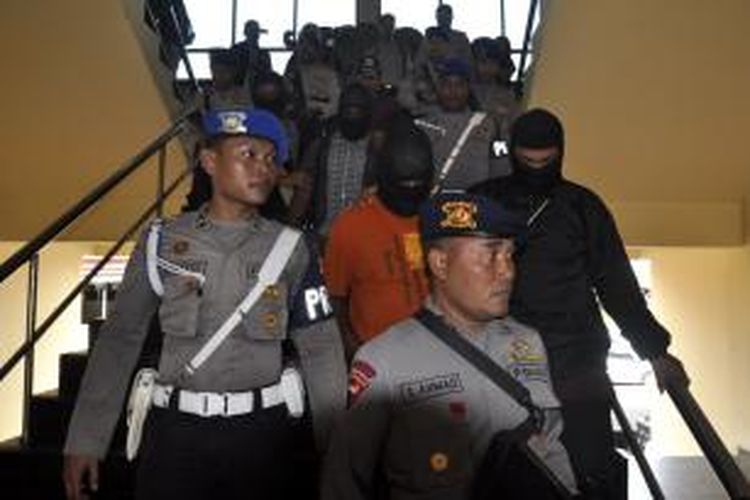 Kepolisian Daerah Papua menetapkan AK (26) dan JW (31) tersangka dalam insiden Tolikara yang terjadi 17 Juli lalu. Keduanya dibawa ke Mapolda Papua di Jayapura, Jumat (24/7/2015) siang, untuk menjalani pemeriksaan lanjutan.
