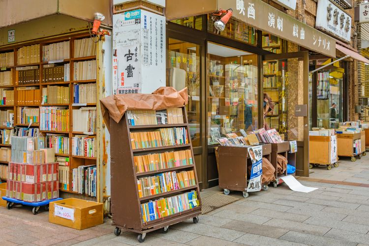 Jimbocho, kawasan di Tokyo yang terkenal dengan toko buku bekas atau tua. Jimbocho dinobatkan sebagai kawasan paling keren 2025 oleh Time Out.