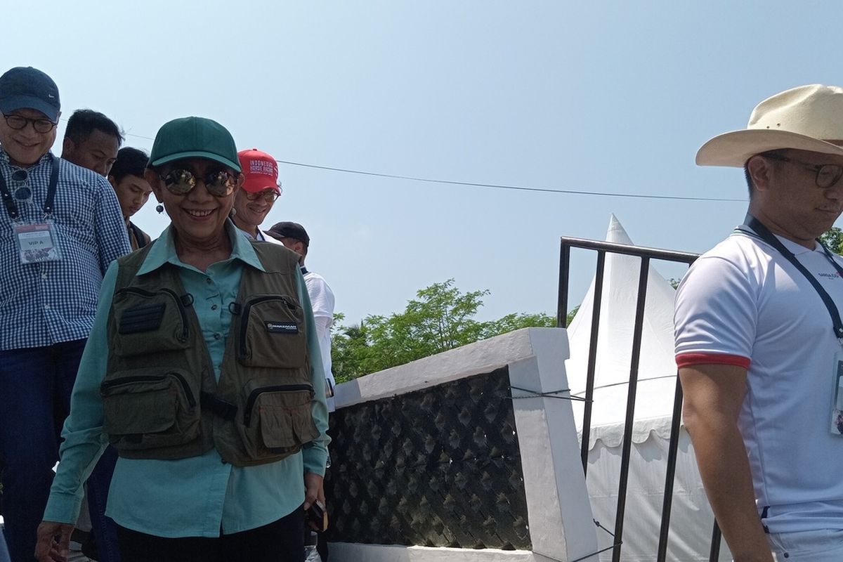Mantan Menteri Kelautan dan Perikanan, Susi Pudjiastuti menonton pacuan kuda di Gelanggang Pacuan Kuda Legok Jawa, Cimerak, Kabupaten Pangandaran, Minggu (24/8/2025).