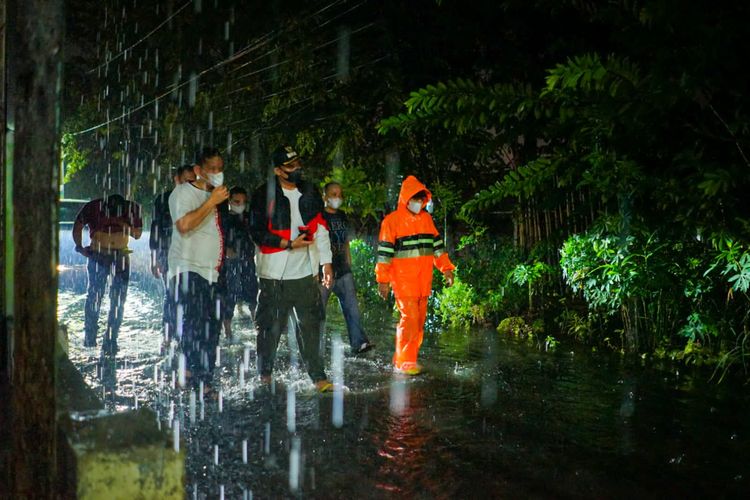 Wali Kota Medan Bobby Nasution meninjau banjir di Kecamatan Medan Denai.