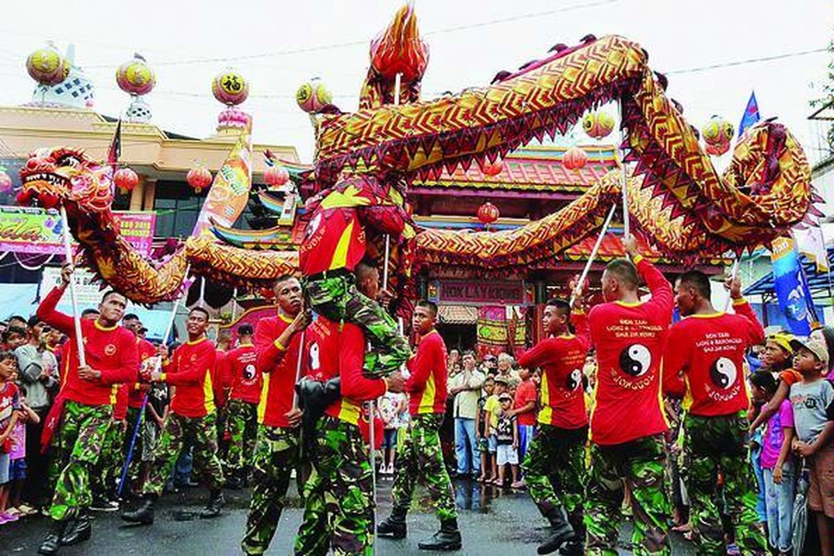 Perayaan Cap Go Meh 2561 di Kota Bekasi, Minggu(28/2),disemarakkan dengan penampilan pergelaran tari naga (liong) yang dibawakan kelompok Sia Jin Kong Jonggol di depan Kelenteng Hok Lay Kiong, Margahayu, Bekasi Timur.