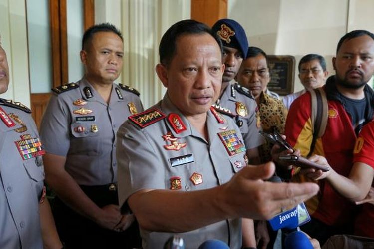 Kepala Kepolisian RI (Kapolri) Jenderal Tito Karnavian saat ditemui usai menghadiri rapat koordinasi terbatas tingkat menteri terkait keamanan nasional, di kantor Kemenko Polhukam, Jakarta Pusat, Selasa (20/12/2016).