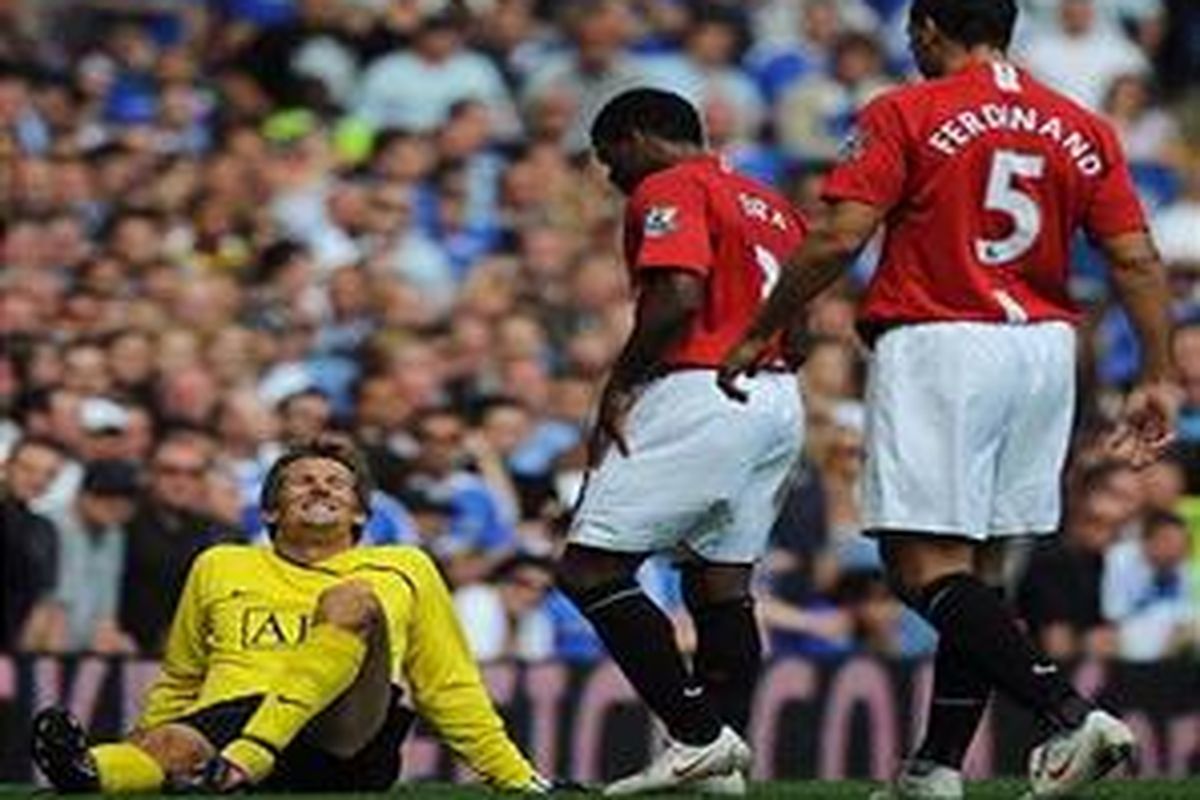 Kiper Manchester United, Edwin van der Sar dan Patrice Evra (tengah) tertunduk lesu. Keduanya sama-sama membuat blunder hingga MU ditahan 2-2 oleh West bromwich Albion.