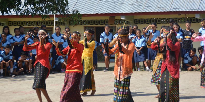 Siswi SMPK Waemokel, Kabupaten Manggarai Timur, NTT, mementaskan tarian Lipa Songke bagi turis Italia dan Jerman, Kamis (16/8/2018).  