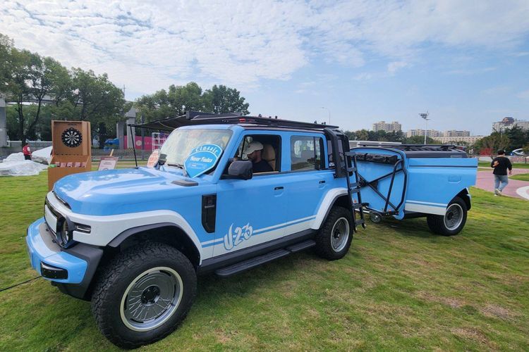 Chery iCar V23 dengan trailer.